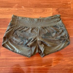 lululemon Speed Short in army green camo size 6